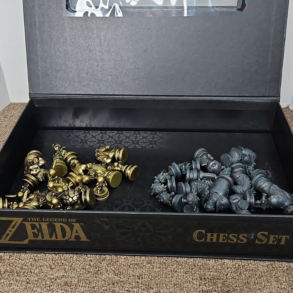 Legend Of Zelda Gold Edition Chess Set Nintendo 2016 - Picture 6 of 8